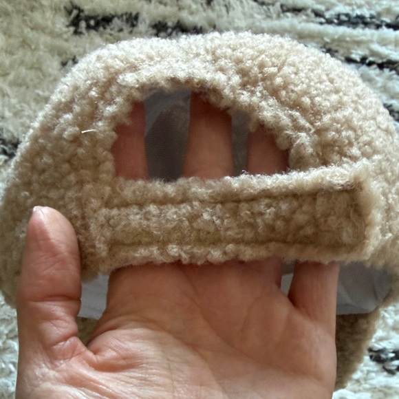 ALO Yoga Tan Sherpa Baseball Cap with Gold Accent - Picture 2 of 3